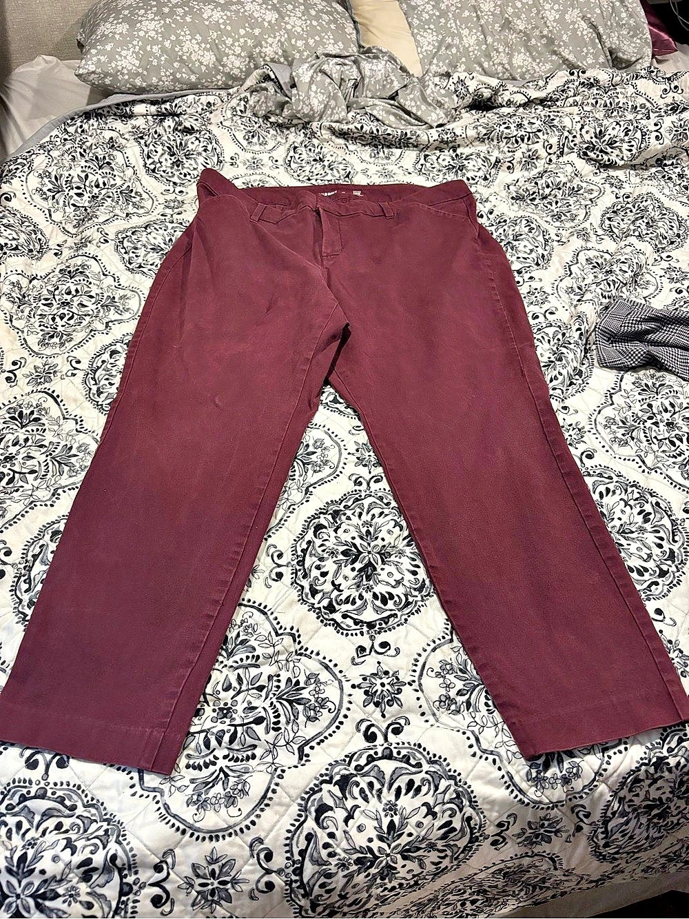 Old Navy women’s Chino Pants Burgundy Waist 20